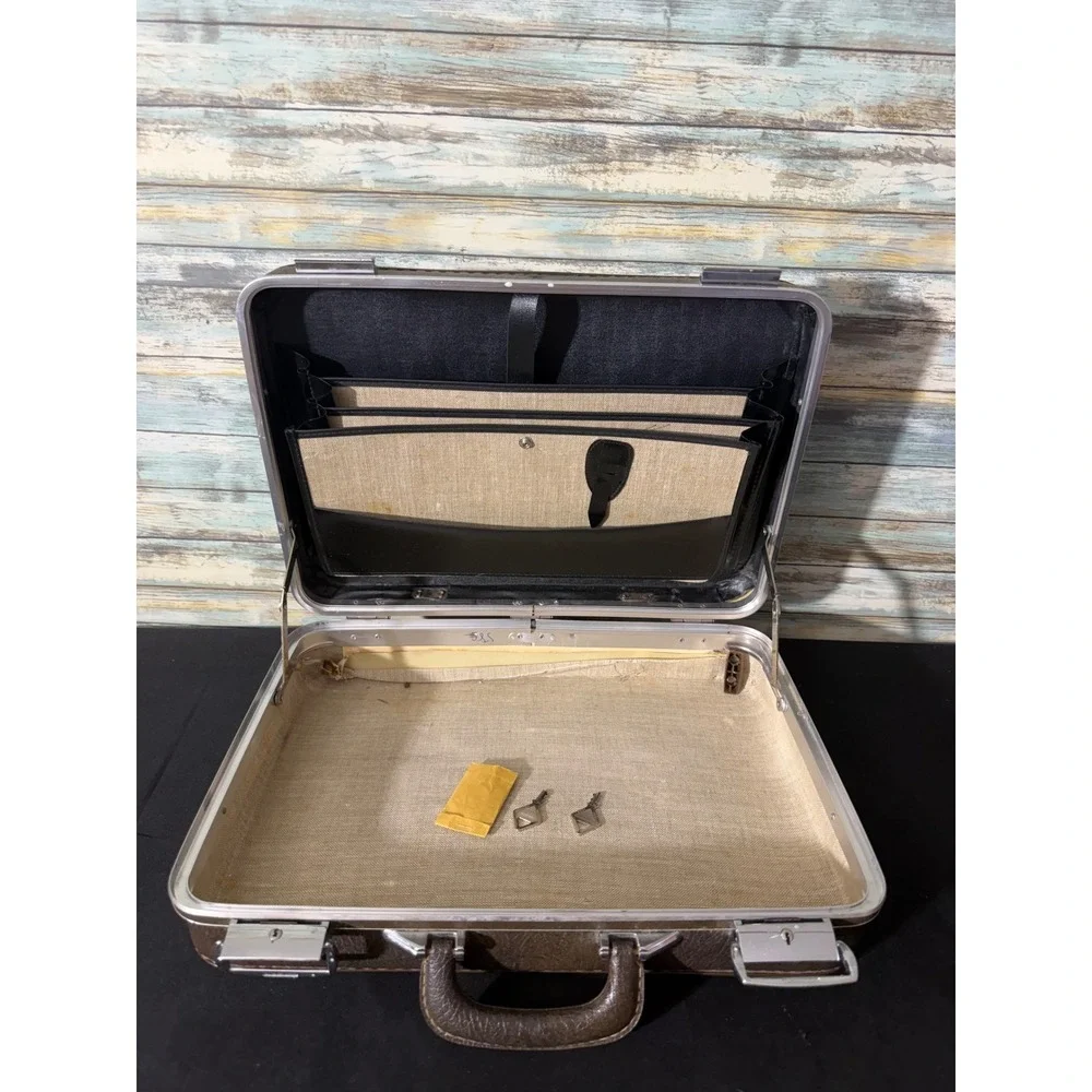 Invicta Briefcase Large Brown Excellent Vintage Hardshell Attaché Case with Keys